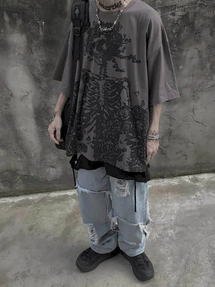 Men’s Gothic Skull T-Shirt features a stylish oversized streetwear design with dark anime and Y2K fashion vibes. Comfortable short sleeves and loose fit make it perfect for casual wear, summer outings, and everyday style